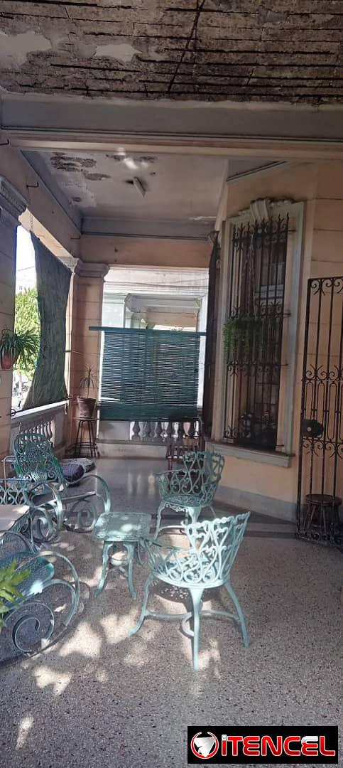 vendo casa totalmente independiente de tres niveles en el vedado en zona de letras con jardin, garaje para 4 autos, portal, 6 habi