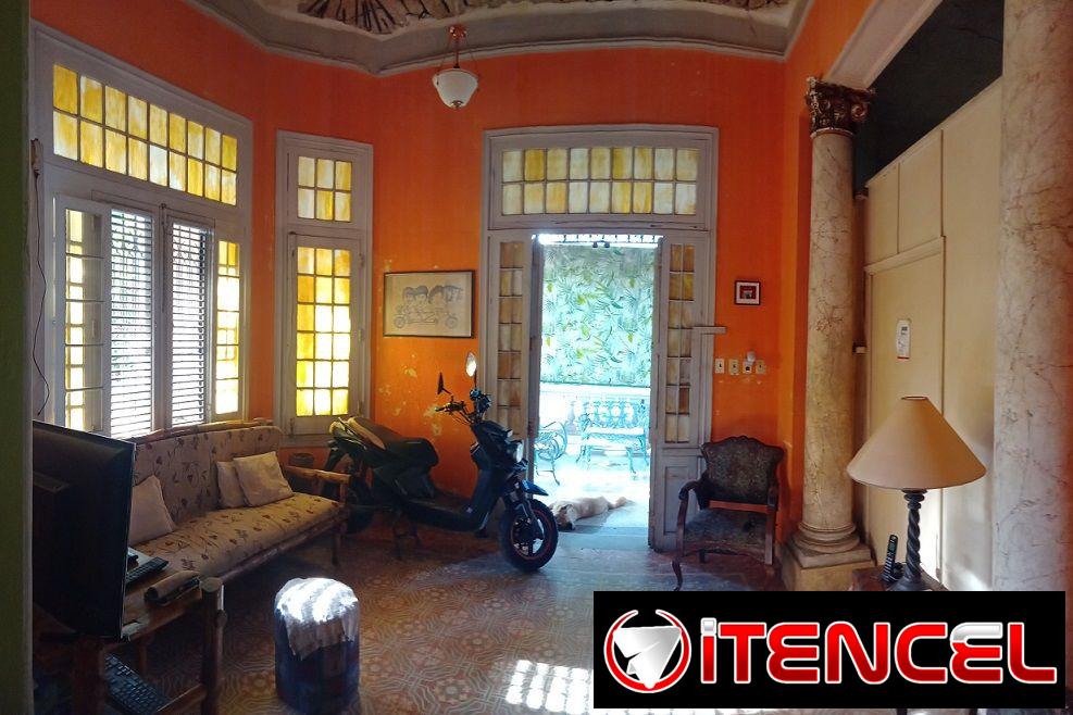 vendo casa totalmente independiente de tres niveles en el vedado en zona de letras con jardin, garaje para 4 autos, portal, 6 habi