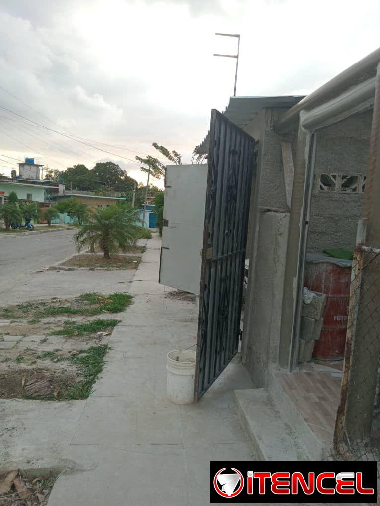 Se vende casa en San Miguel Del Padron. Es una casa con garage,jardín,portal,sala,comedor,cocina,2 cuartos,baño,patio trasero y cu