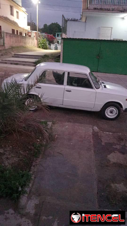 Se vende casa en San Miguel Del Padron. Es una casa con garage,jardín,portal,sala,comedor,cocina,2 cuartos,baño,patio trasero y cu