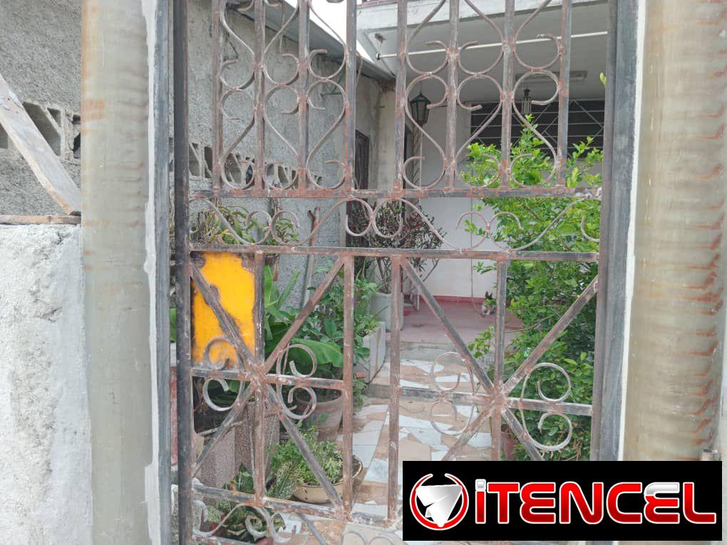 Se vende casa en San Miguel Del Padron. Es una casa con garage,jardín,portal,sala,comedor,cocina,2 cuartos,baño,patio trasero y cu