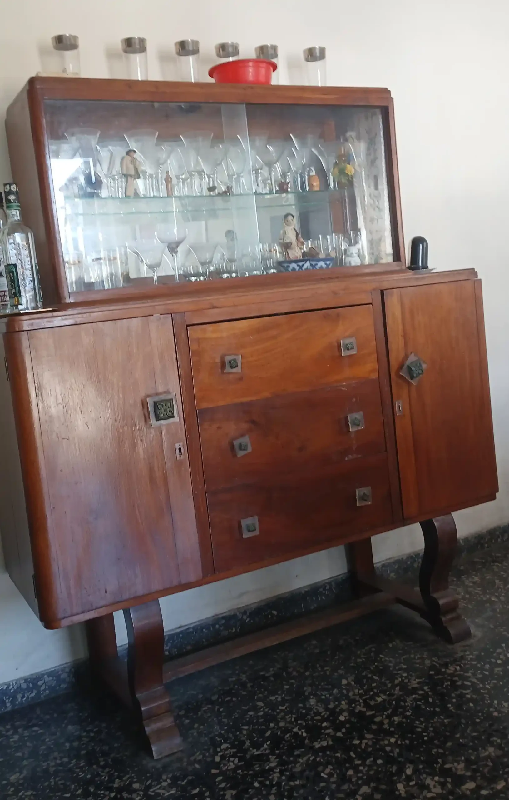 Se vende vitrina de cedro