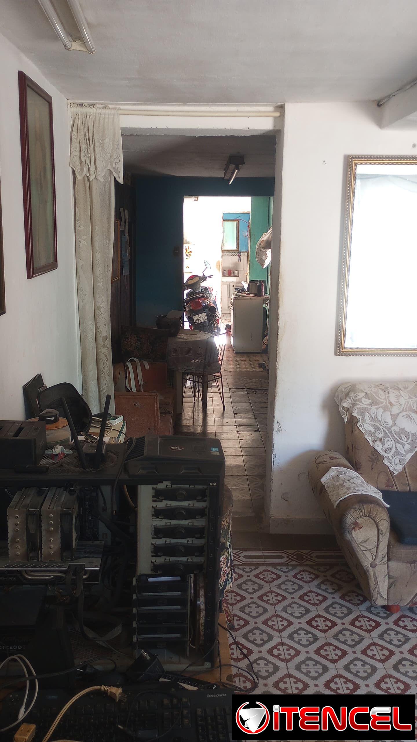 Vendo casa de 2/4 puerta calle cerro cerca de la ciudad deportiva