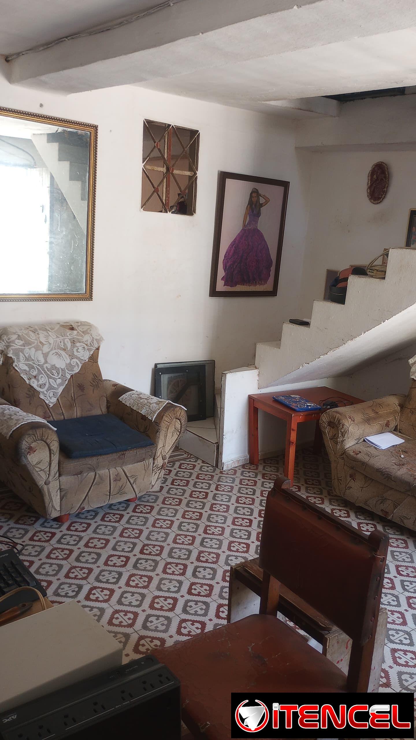 Vendo casa de 2/4 puerta calle cerro cerca de la ciudad deportiva