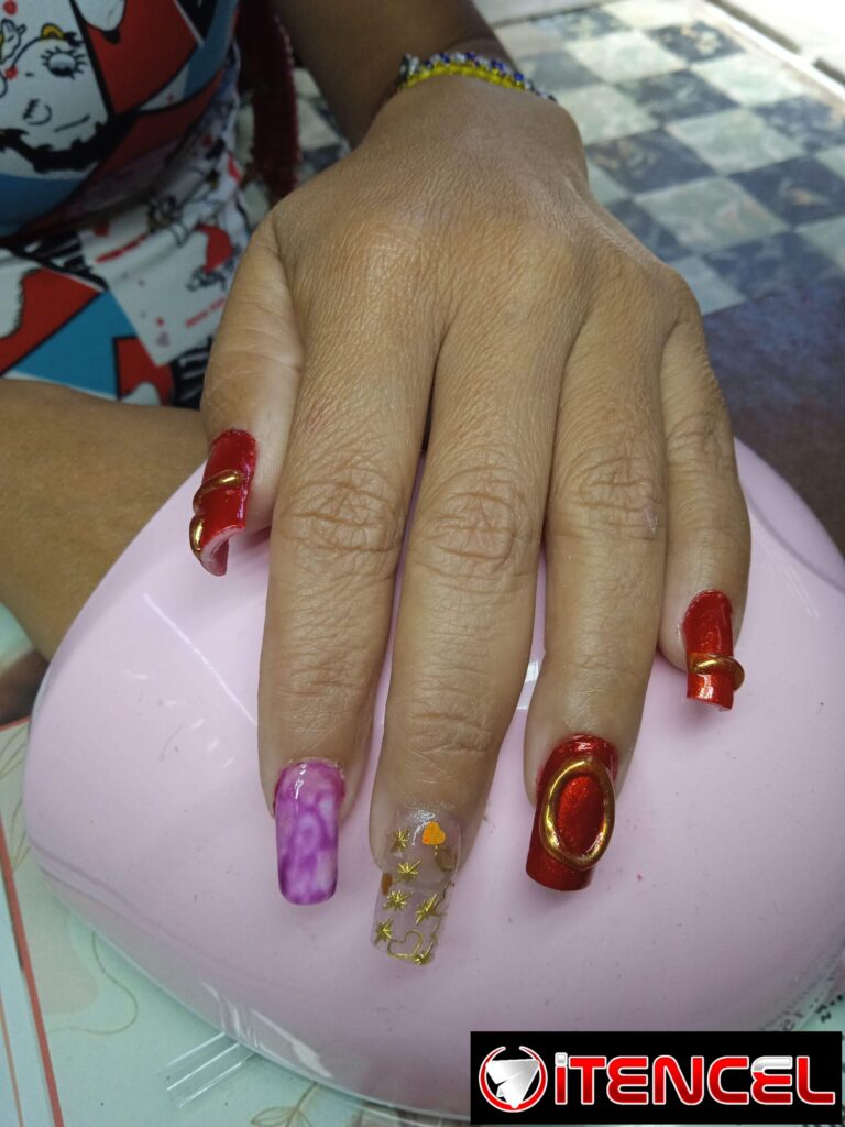 Uñas acrílicas efecto espejo — foto 4