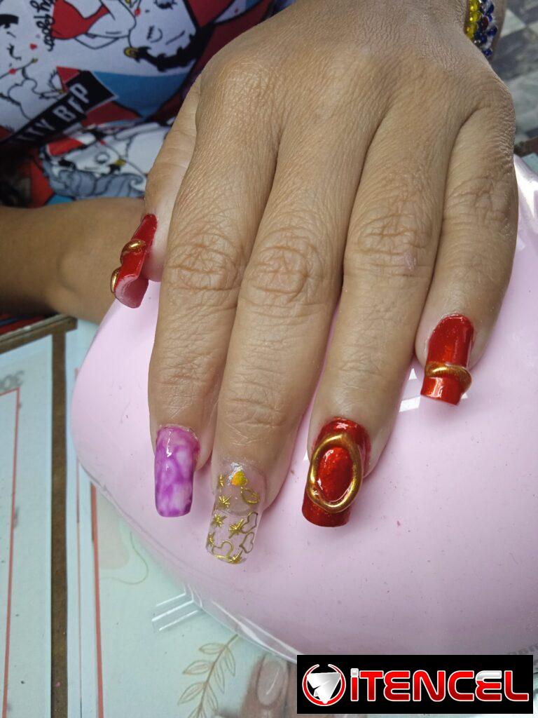 Uñas acrílicas efecto espejo — foto 5