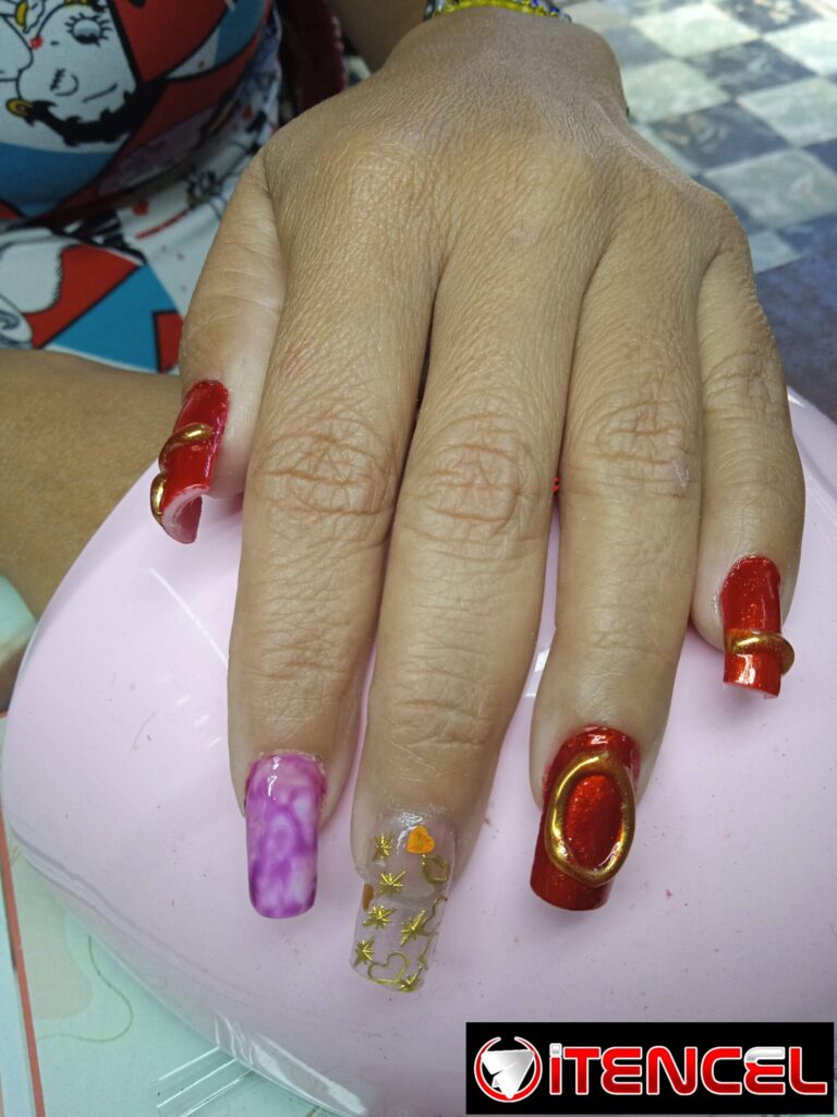 Uñas acrílicas efecto espejo — foto 3