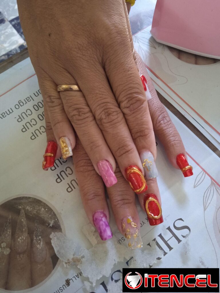 Uñas acrílicas efecto espejo — foto 2
