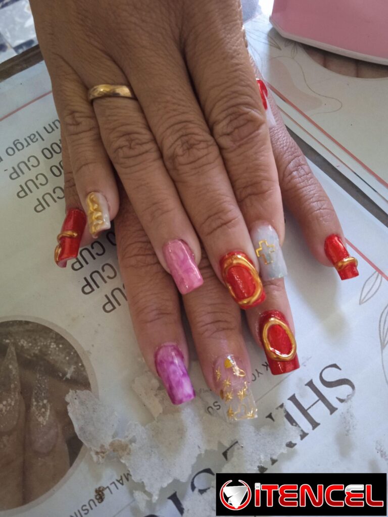 Uñas acrílicas efecto espejo — foto 1