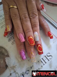 Uñas acrílicas efecto espejo