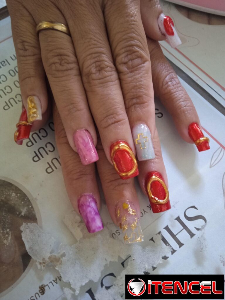 Uñas acrílicas efecto espejo — foto 6