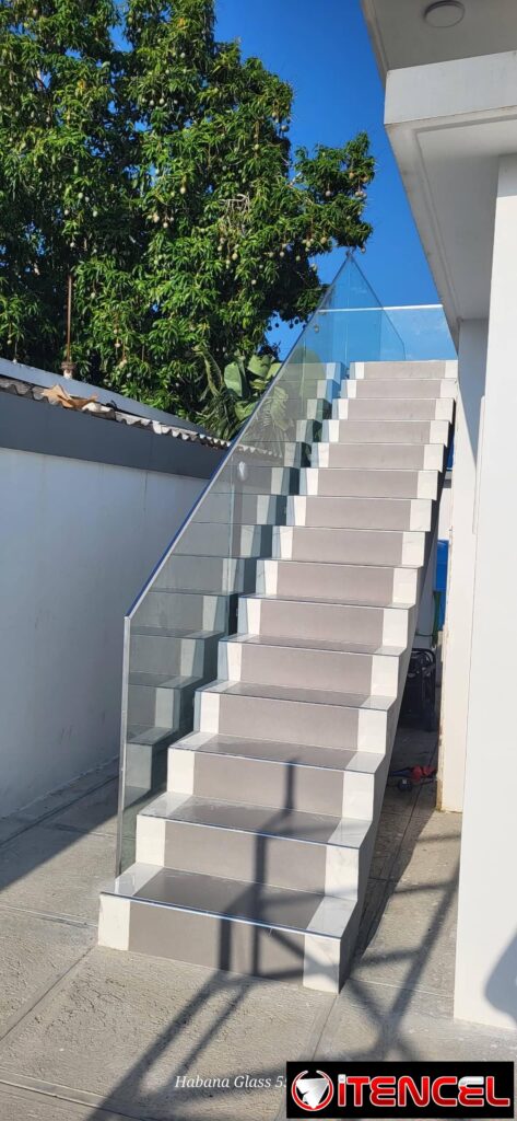 Cristal al aire - Escalera con barandas de cristal — foto 1