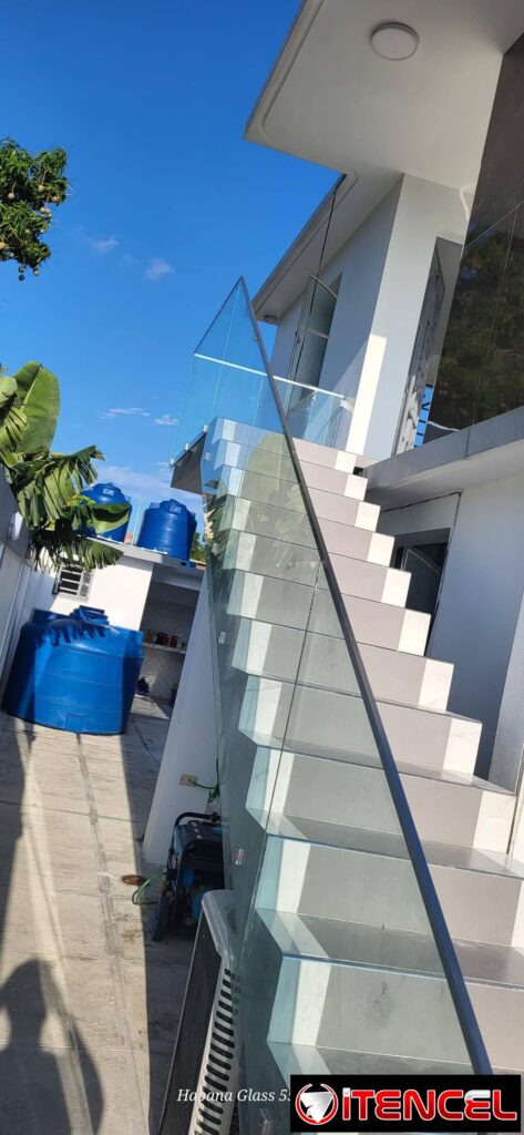 Cristal al aire - Escalera con barandas de cristal — foto 2