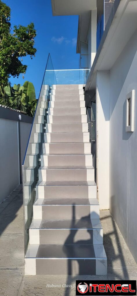 Cristal al aire - Escalera con barandas de cristal — foto 3