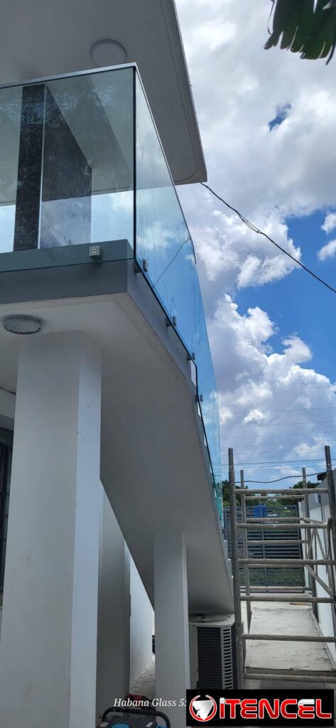 Cristal al aire - Escalera con barandas de cristal — foto 5